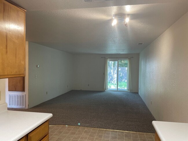 Building Photo - Very Nice 2 Bedroom 1 Bath Duplex in Grant...