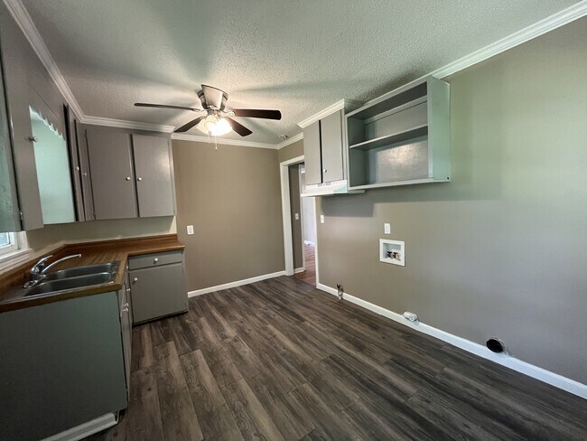 Building Photo - 438 Lennanwood Ave