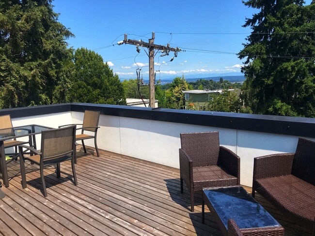 Building Photo - Gorgeous, Airy Townhome on Treelined Stree...