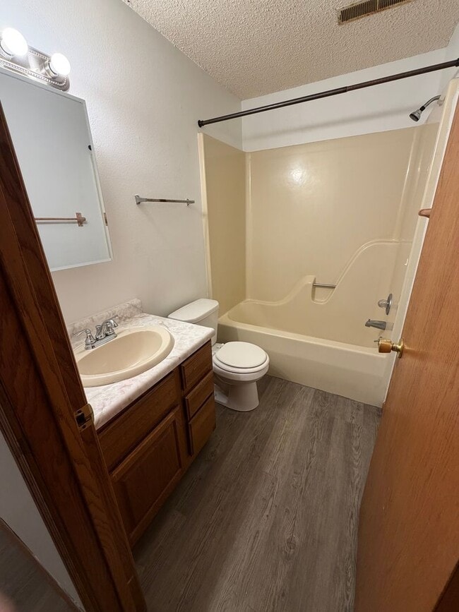 Building Photo - 3 Bed/2 Bath in Iowa City