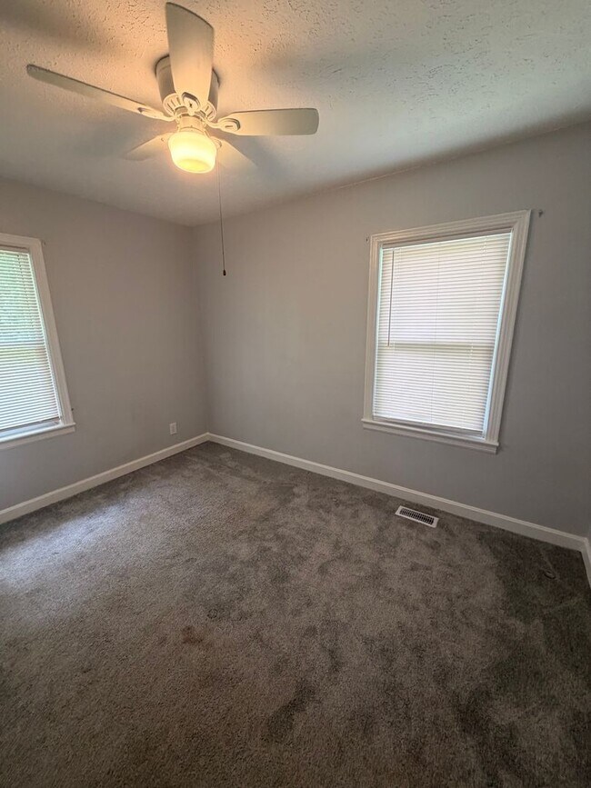 Building Photo - Gorgeous 2 bedroom/1 bath house!