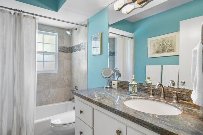 Building Photo - 4 bed, 3ba, 2 car garage home in Culbreath Heights