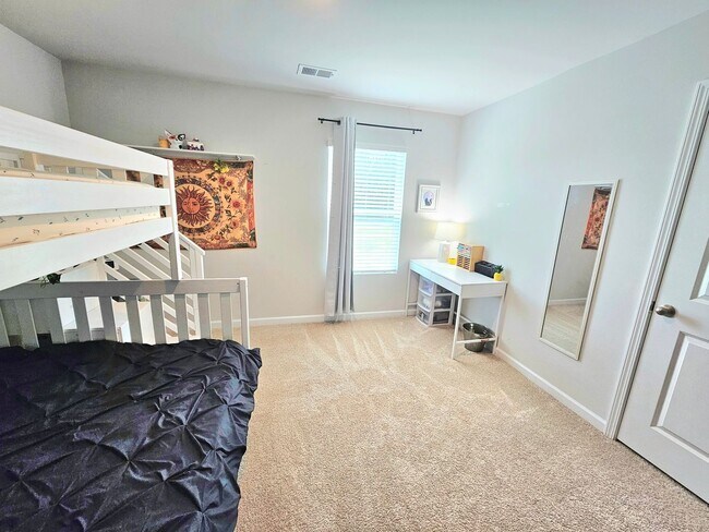 Building Photo - Beautiful Home 4 Bedroom 2.5 Bath