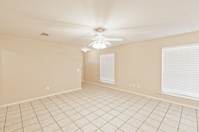 Building Photo - Duplex for lease with private backyard