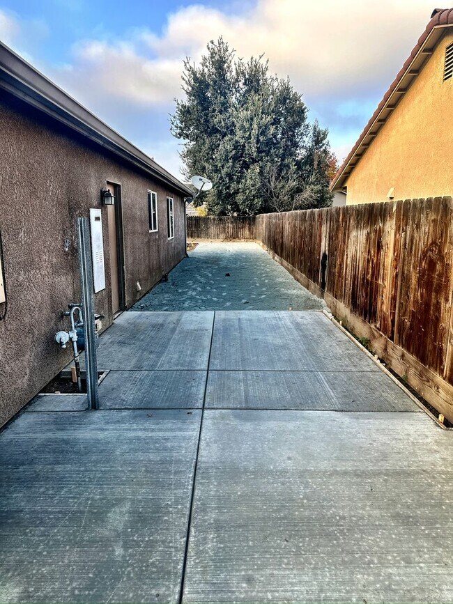 Building Photo - 4106 W Prospect Ave