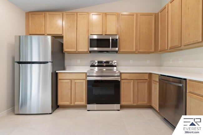 Building Photo - LIKE NEW 3/2/1 TOWNHOUSE IN BEAUTIFUL SEMINOLE WOODS