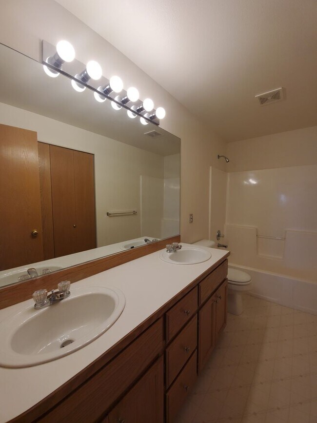 Building Photo - 4-Bedroom, 2.5-Bath located in Horn Rapids...