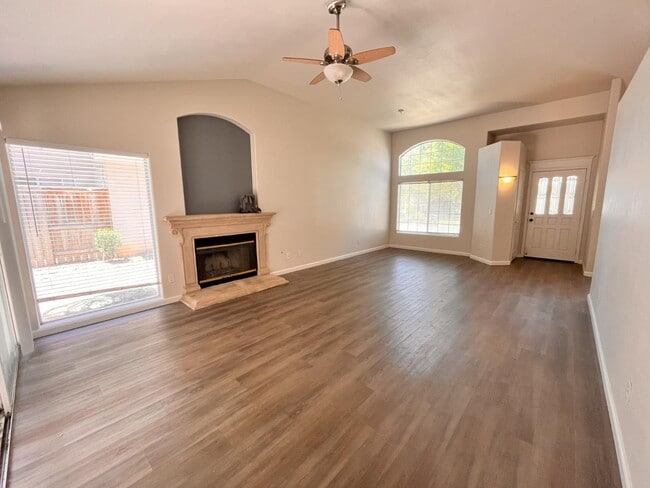 Building Photo - 1247 E Le Parc Dr