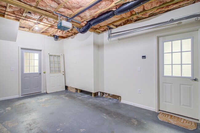 Building Photo - 3 Bedroom / 2.5 Bath Condo - Johnson City, TN