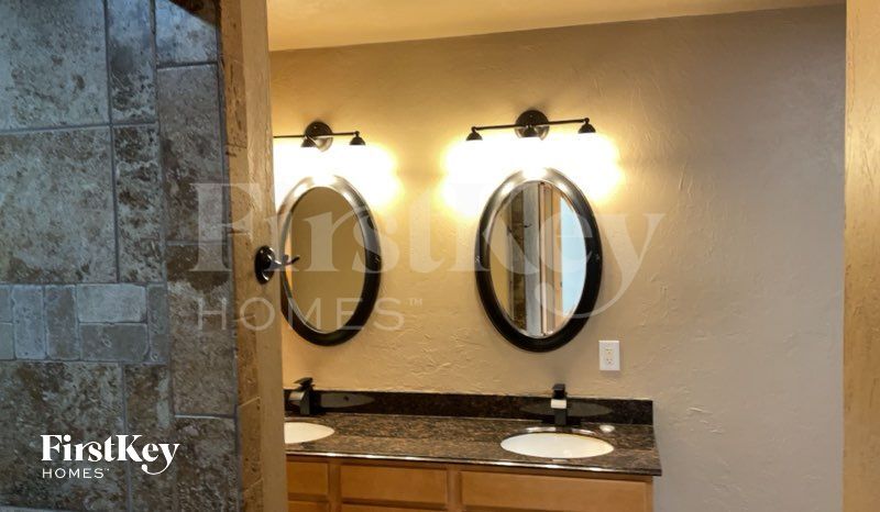 Building Photo - 613 S Avery Dr