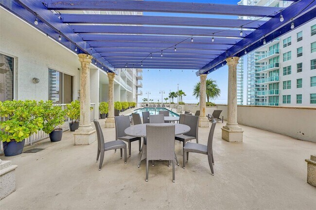 Building Photo - 1200 Brickell Bay Dr