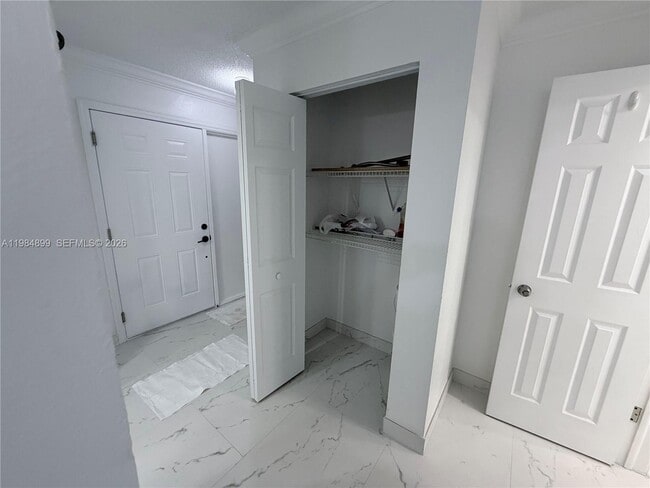 Building Photo - 9365 Fontainebleau Blvd