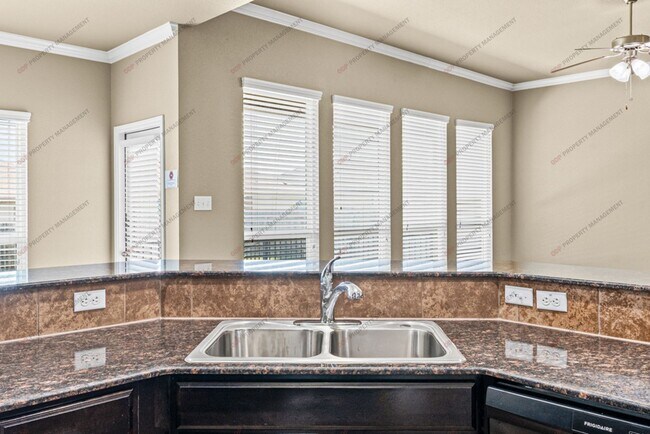Building Photo - 5607 Blackstone Dr