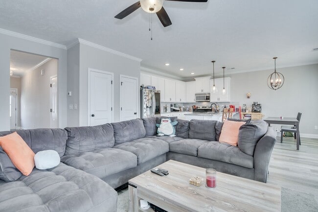 Building Photo - 4 Bedroom 2 Bathroom Two Story Home