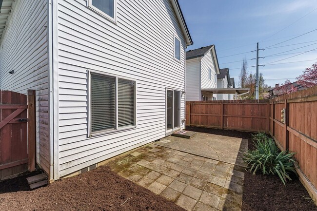 Building Photo - Comfortable 3-Bedroom Townhouse with A/C, ...