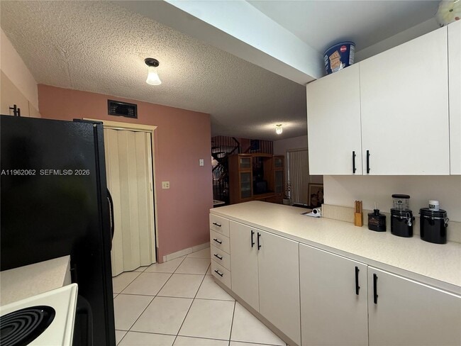 Building Photo - 6500 Kendale Lakes Dr