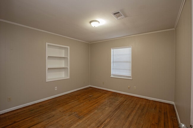 Building Photo - 8805 Woodway Dr