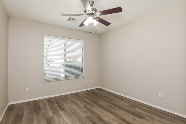 Building Photo - 32647 N Cherry Creek Rd