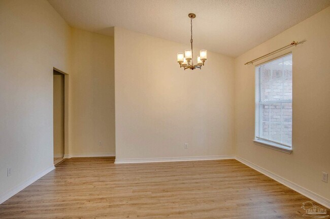Building Photo - 3012 Classic Dr