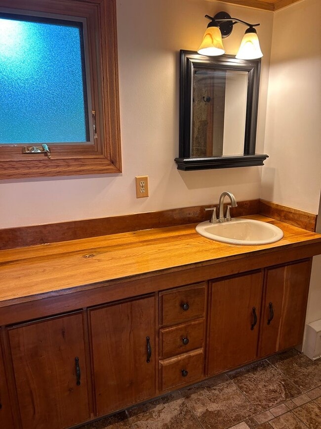 Building Photo - East AVL - Beautiful Zen Garden Apt with Sauna!