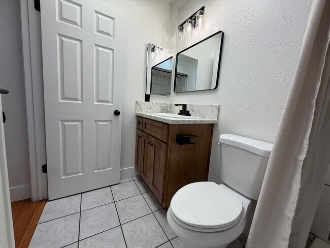 Building Photo - Fully Renovated 2-Bedroom Home with Spacious Backyard – Move-In Ready in Sacramento