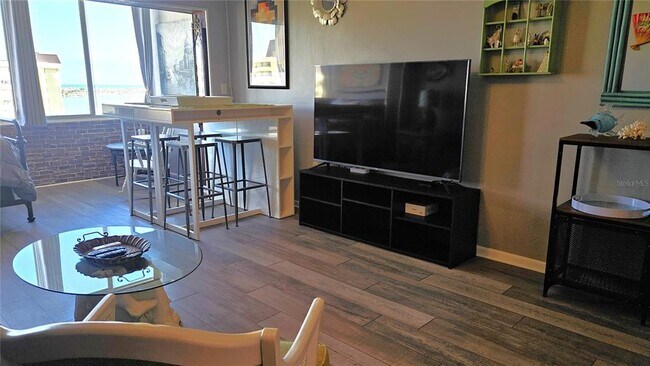 Building Photo - 4575 Cove Cir