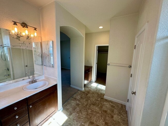 Building Photo - Lovely home with all new appliances and la...