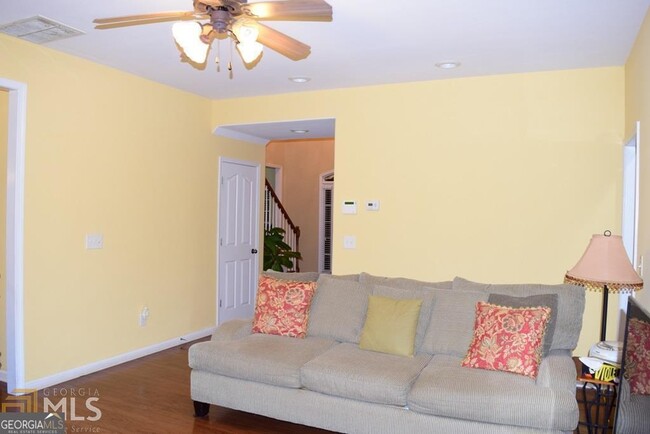 Building Photo - 45 Greenview Dr