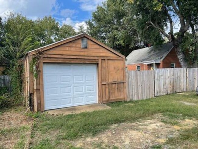 Building Photo - 5112 Lochaven Ave
