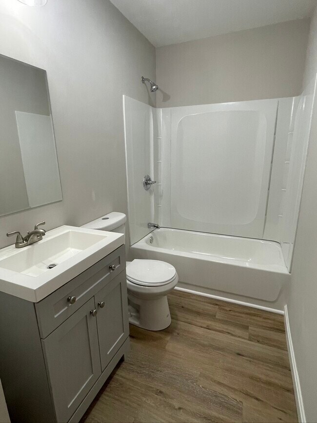 Third Floor Bathroom - 42 Gates St