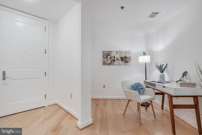 Building Photo - 5750 Bou Ave