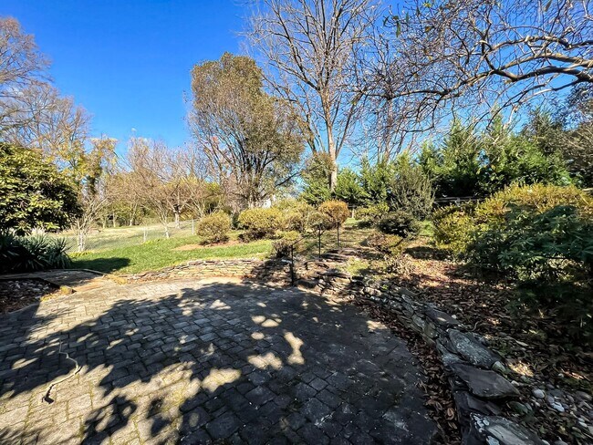 Building Photo - Cheerful 3 Bedroom 2 Bathroom With Office And Spacious Fenced Yard In Beautiful Pimmit Hills