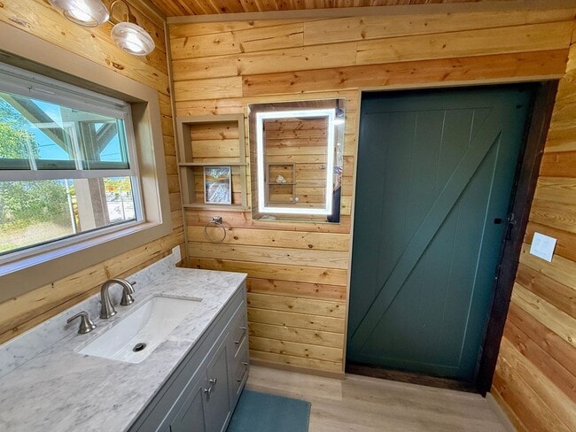 Building Photo - 1 Bedroom Cozy Cabin