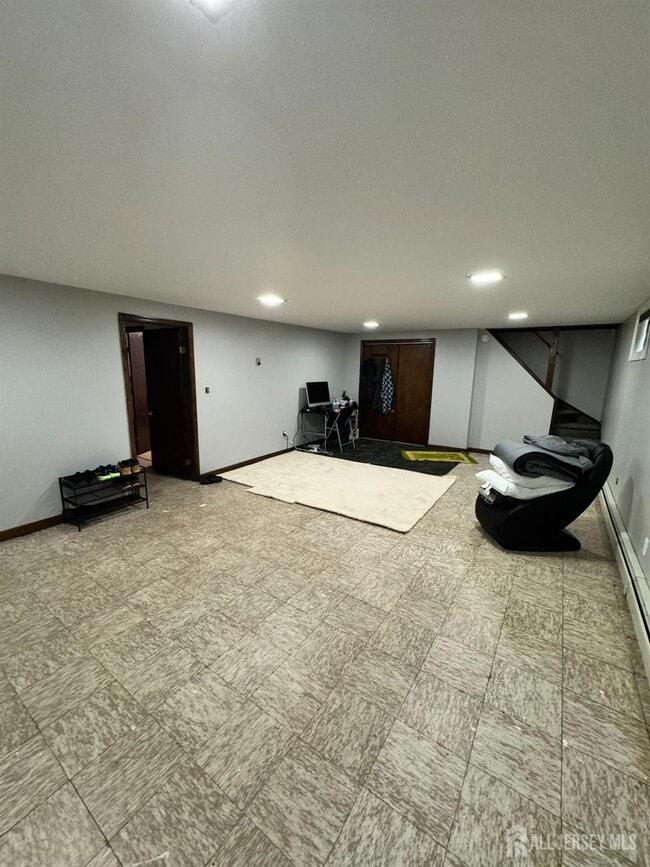 Building Photo - 123 W Kelly St