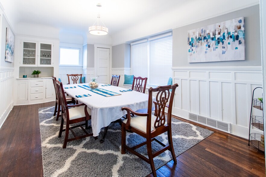 Dining room - 10605 Ashbury Ave