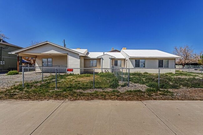 Building Photo - For Rent – Spacious 3 Bed / 2 Bath Duplex