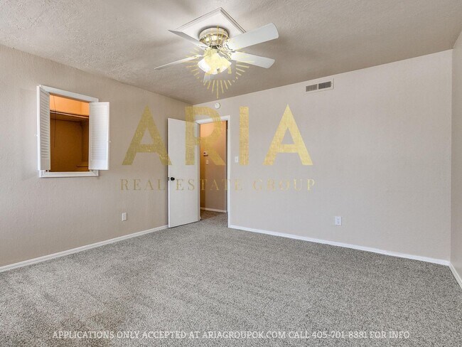 Building Photo - Spacious 2 Bed/1.5 Bath Townhouse in East ...