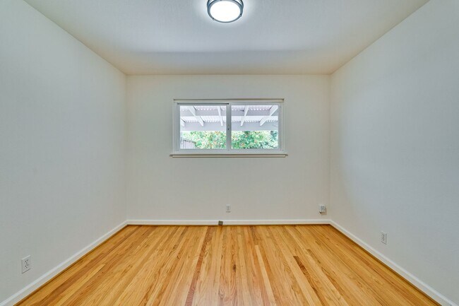 Building Photo - 941 // (Duplex)