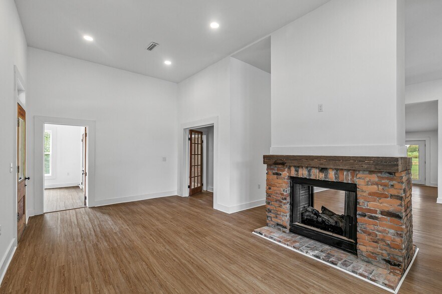 Building Photo - 142 S Broad St