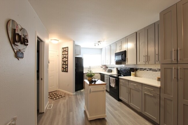 Building Photo - Spacious 3BR Lakewood Townhome w/ Bonus Sp...