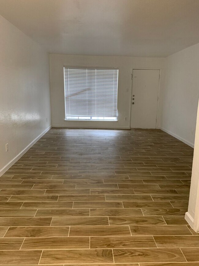 Building Photo - 2 Bedrooms / 2 Baths updated first floor condo