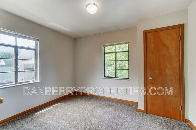 Building Photo - 347 Darrow Ave