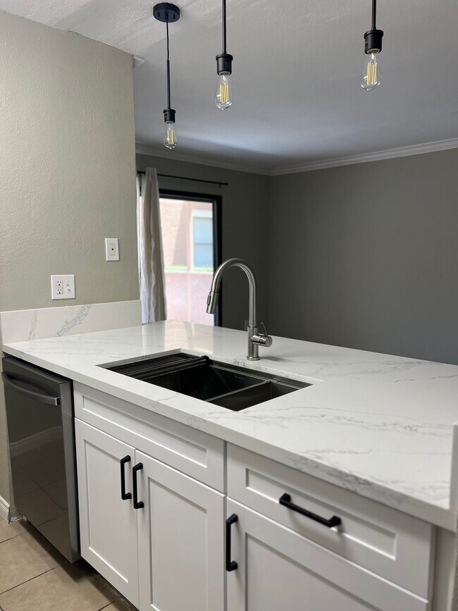 Building Photo - 10655 Lemon Ave