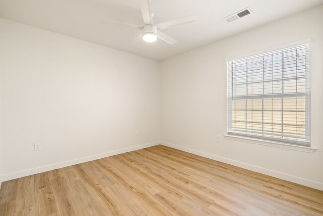 Building Photo - 2 Bedroom 1.5 Bath townhouse with private ...