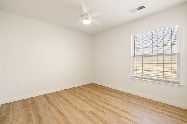 Building Photo - 2 Bedroom 1.5 Bath townhouse with private balcony and 2 car garage