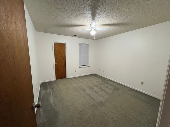 Building Photo - Great two bedroom two bath duplex in Old Hunters Creek. Just minutes to Camp Lejeune main gate, a...