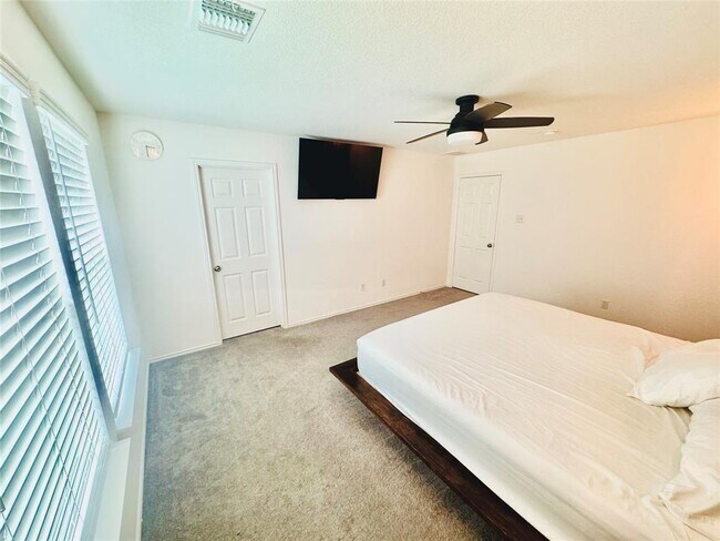Building Photo - 1601 Holly Lk Dr