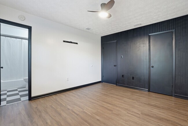Building Photo - 703 Pineview Ct