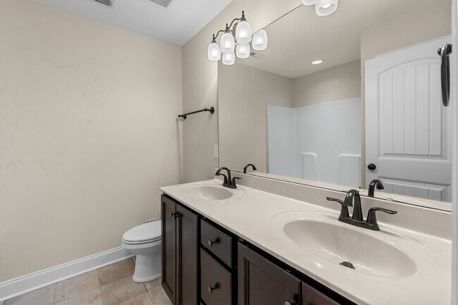 Building Photo - **Spacious 3bd/3ba in Raleigh**