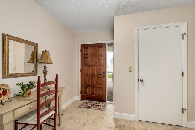 Building Photo - Fully furnished Beachside townhome